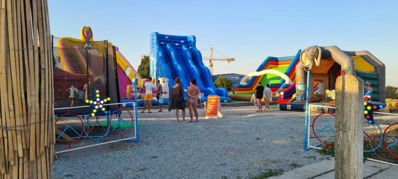 Hotel Casa Epat Două Mai Esterno foto