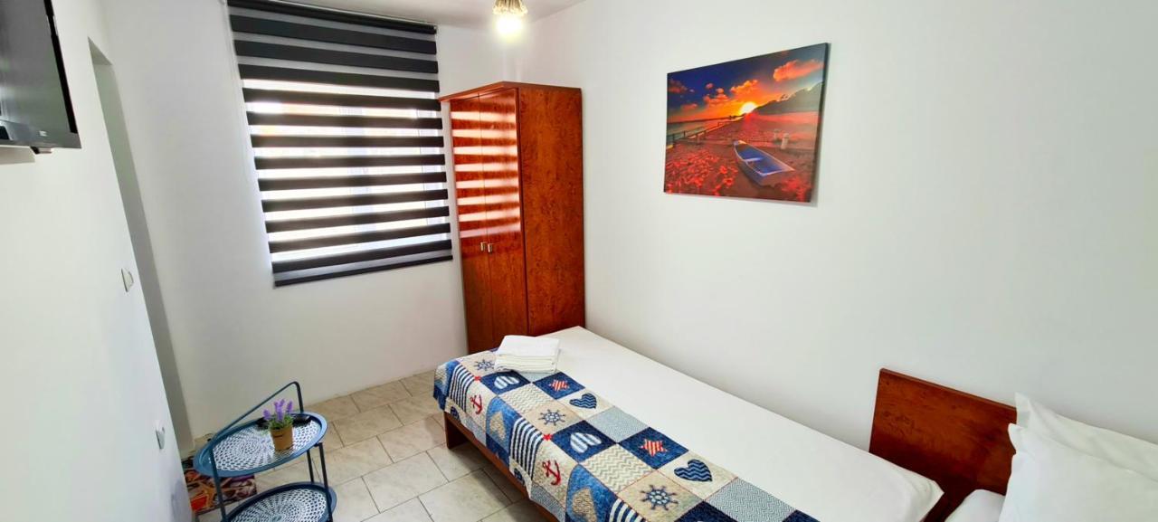 Hotel Casa Epat Două Mai Esterno foto
